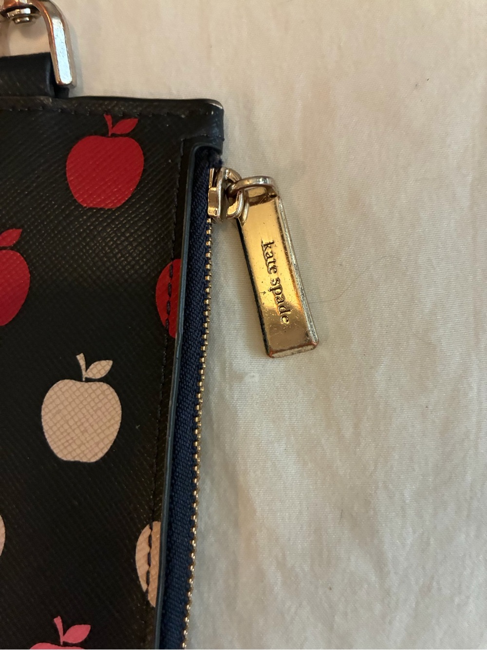 Kate Spade New York Apple Print Zip ID badge wallet lanyard - Picture 2 of 8
